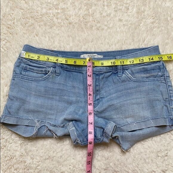 Abercrombie and Fitch light wash short shorts - Picture 9 of 9